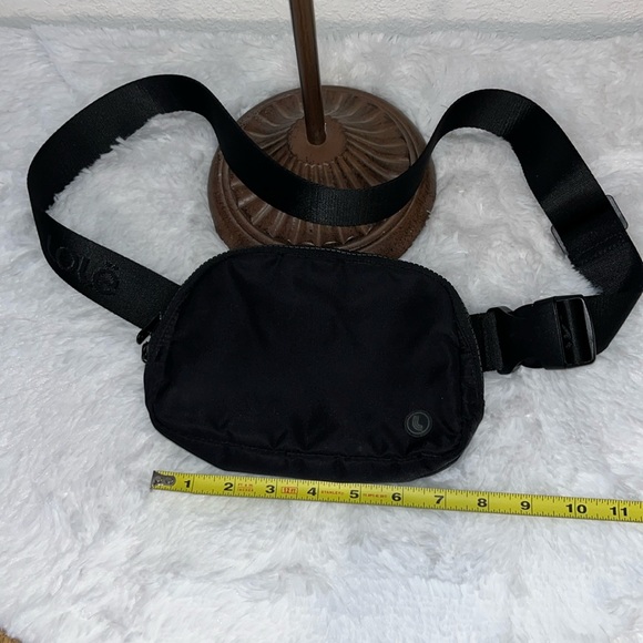 Lole unisex belt bag. - Picture 2 of 7